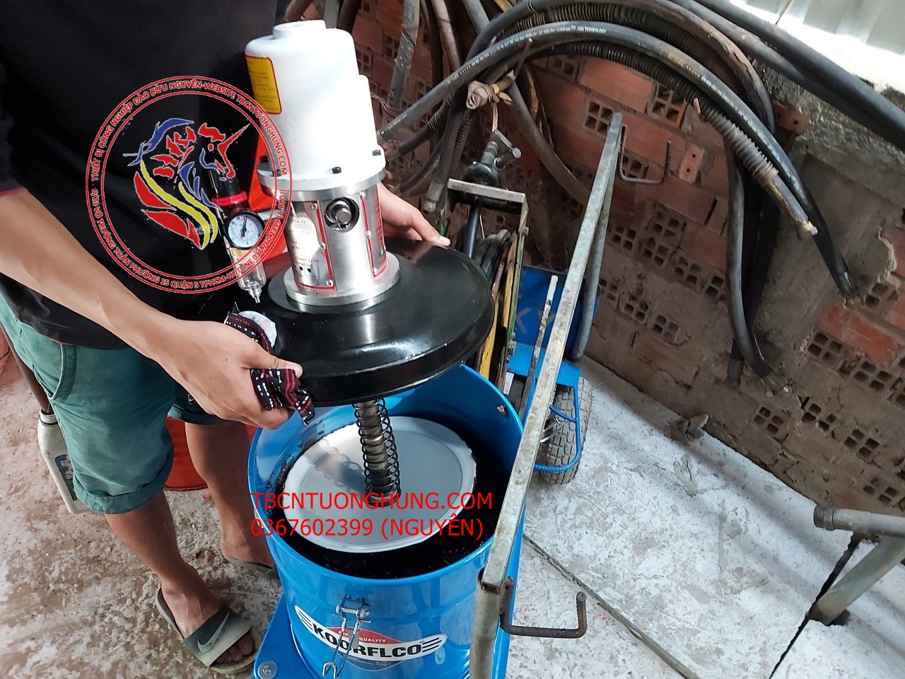 THÙNG BƠM MỠ BÒ KHÍ NÉN 45 LÍT KOORFLCO TAIWAN