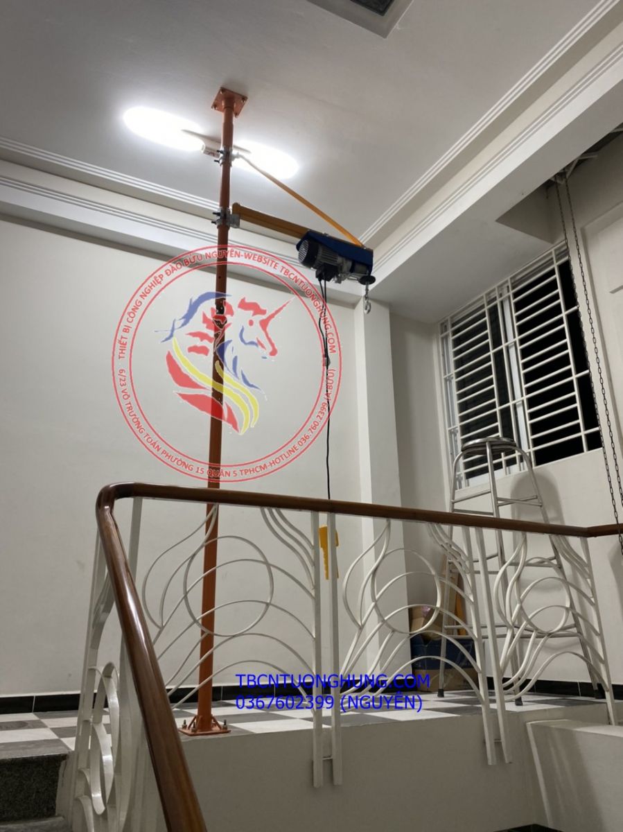 Khung cẩu xoay tời điện mini Pa gia đình 500kg 180 độ